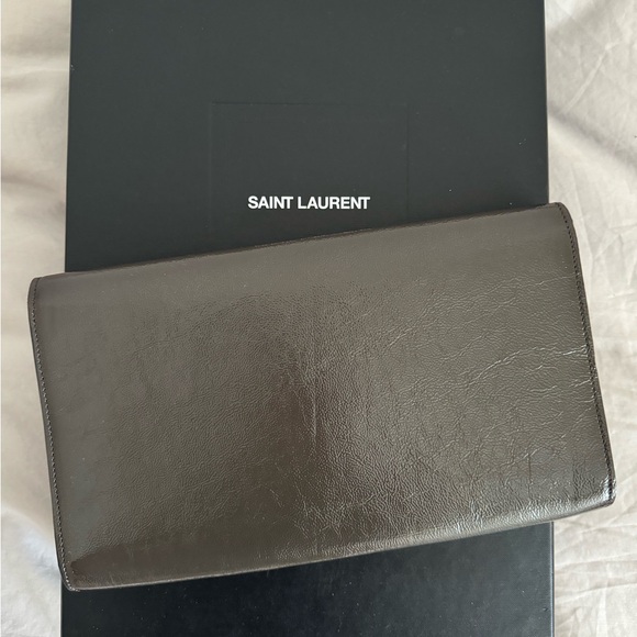 SAINT LAURENT Textured Patent Belle de Jour Clutch Grey - Picture 3 of 3